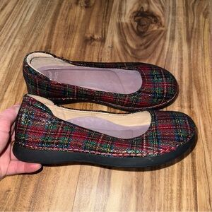 Dansko Women's Red/ Green Holiday Plaid Ballet Flats size 7.5